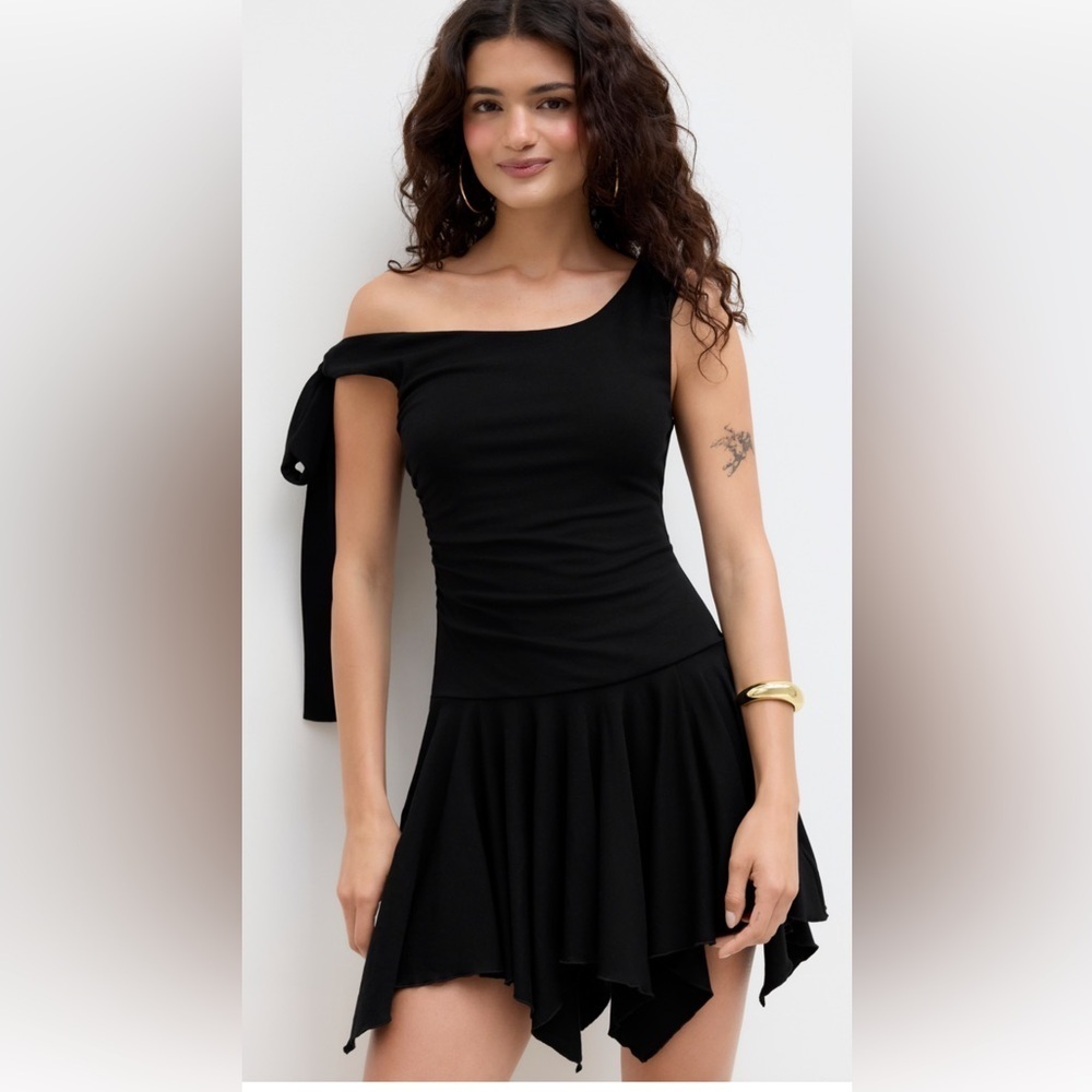 Cider Chic Black One-Shoulder Dress caja 3